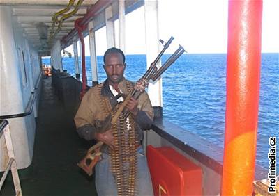 Ozbrojený námoník chrání jednu z lodí, na kterých piváí WFP do Somálska humanitární pomoc
