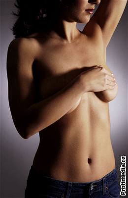 Jako prevence rakoviny prsu je doporuováno pravidelné samovyetení.