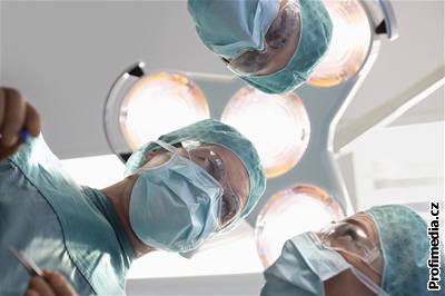 Lékai budou operaci srdce robotem nabízet pacientm astji.