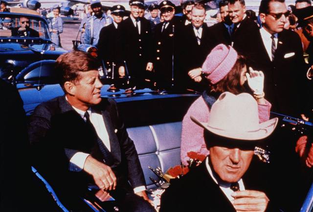 John Fitzgerald Kennedy - Americký prezident John Fitzgerald Kennedy projídí...