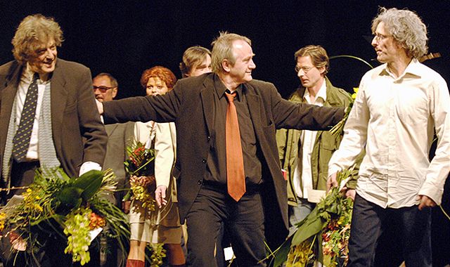 Reisér Ivan Rajmont, dramatik Tom Stoppard a herec David Pracha bhem dkovaky po premiée hry Rock'n'roll v Národním divadle