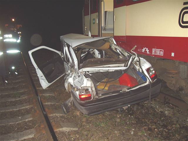 Osobní vlak auto zcela zdemoloval