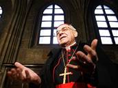 Demisi podává kadý biskup, který se doije 75 let. eský kardinál by prý odeel na odpoinek rád.