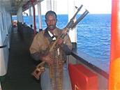 Ozbrojený námoník chrání jednu z lodí, na kterých piváí WFP do Somálska humanitární pomoc