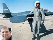 Francis Gary Powers pózuje ped letounem U-2. Jeho syn stejného jména (vloený snímek) buduje Muzeum studené války.