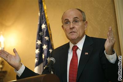 Podle posledních przkum vede Giuliani ped soupei z republikánské strany o 15 procent.