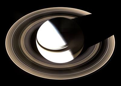Saturnovy prstence ohromily vdce.