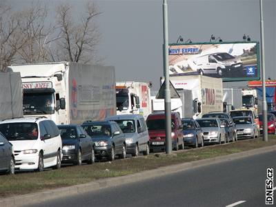 Pi prjezdu Prahou ekalo na idie stání v kolonách. Ilustraní foto