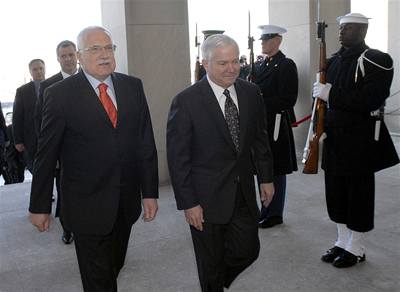 Prezident Václav Klaus se bhem návtvy USA setkal i s tamjím ministrem obrany Robertem Gatesem.