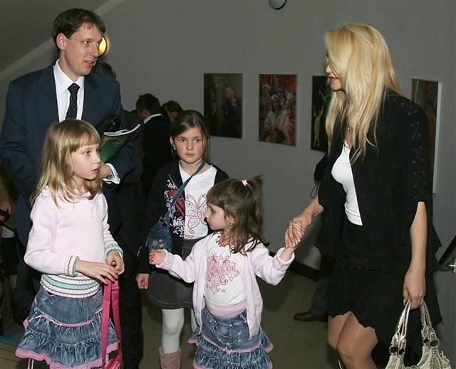 Stanislav Gross s rodinou na premiée muzikálu Angelika