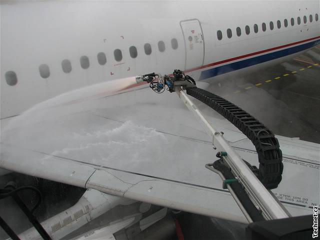 Ped kadým letem v zim je nutné letoun odmrazit
