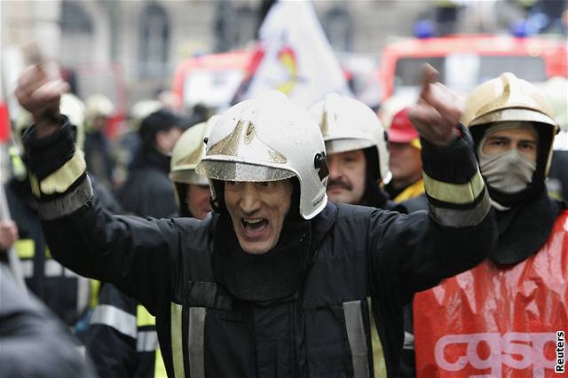 V Belgii ádali hasii lepí pracovní podmínky. Demonstraci potlaila policie vodními dly.