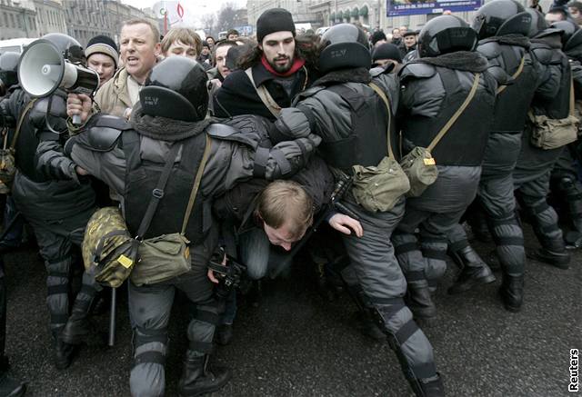 Podle organizátor protestovalo proti Putinovi pt tisíc lidí. Na Rusko je to hodn