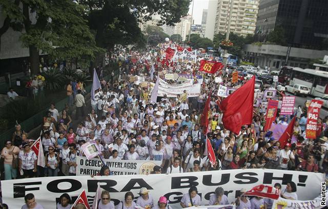 Proti Bushovi vytáhly v Sao Paulu do ulic tisíce lidí