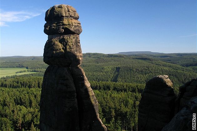 Skalní jehla Barbarine, v pozadí Dínský Snník