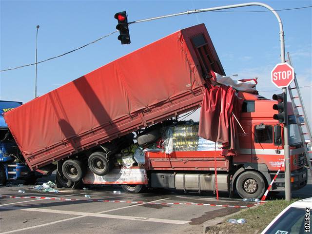 Tragicky vypadající nehoda skonila jen zranním jednoho z idi.