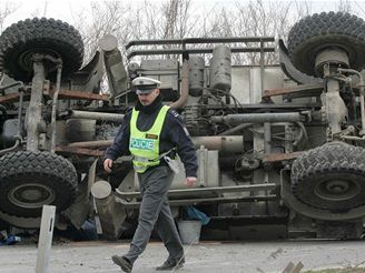 Silnici ve Zlatnkch u Prahy v nedli blokovalo est hodin pevrcen nkladn auto.