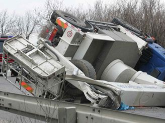 Silnici ve Zlatnkch u Prahy v nedli blokovalo est hodin pevrcen nkladn auto.