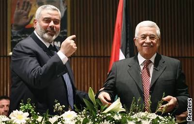 Palestinský premiér Ismáíl Haníja (vlevo) a prezident Mahmúd Abbás