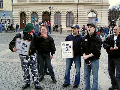 Obrázek, který mladí nacionalisté drí v rukou, je nápadn podobný dobovému plakátu nacistické NSDAP.