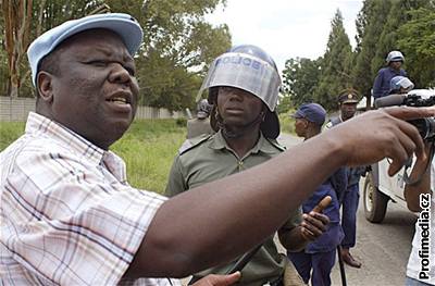 Morgan Tsvangirai ví, e boj s Mugabem bolí. Na policejní cele piel podle svého právníka k poranním hlavy