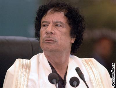 Libyjský diktátor si me mnout ruce, svt se s ním baví a pedhání se v placení.