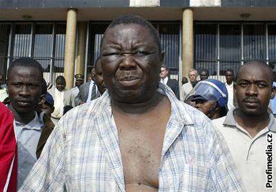 Vdce opozice Morgan Tsvangirai podle svého týmu vítzí i na Mugabeho venkov.