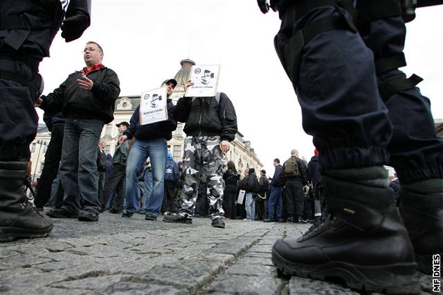 Policisté pedvedli k výslechu na dv desítky lidí