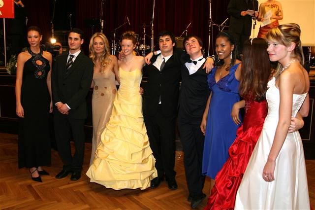 Taána Kuchaová se svými spoluáky na maturitním plese