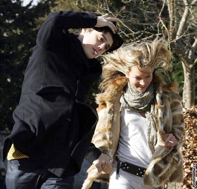 Pete Doherty a Kate Mossová na procházce po okolí svého sídla v Cotswolds 