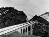 HITLEROVA DÁLNICE. Stát chce poslat stavbae na nedokonenou nmeckou dálnici u Jevíka z doby okupace, které se íká Hitlerova dálnice. Nákres zachycuje linhartický most u Moravské Tebové tak, jak ho naplánovali nmetí inenýi.