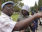 Morgan Tsvangirai ví, e boj s Mugabem bolí. Na policejní cele piel podle svého právníka k poranním hlavy