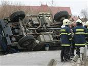 Silnici ve Zlatníkách u Prahy v nedli blokovalo est hodin pevrácené nákladní auto.