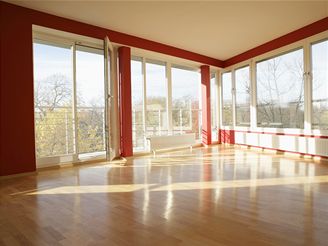 Čím větší byt, tím větší příspěvky do fondu oprav, na provoz i úklid společných prostor. Čím větší byt, tím větší příspěvky do fondu oprav, na provoz i úklid společných prostor.