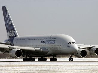 Airbus A380 po pistn na mezinrodnm letiti JFK v New Yorku