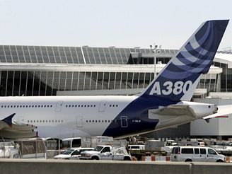 Airbus A380 po pistn na mezinrodnm letiti JFK v New Yorku