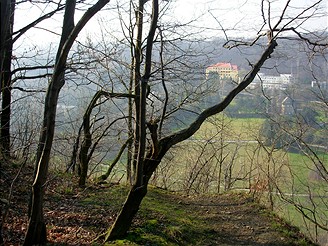 Pohled znaun stezky na Teplice nad Bevou