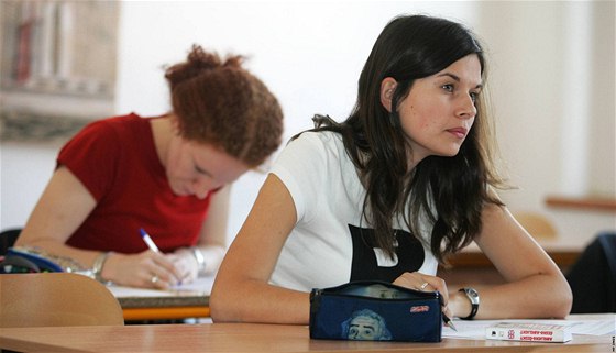 Studenty, kteí jsou letos ve teáku na stední kole, eká pítí kolní rok státní maturita.