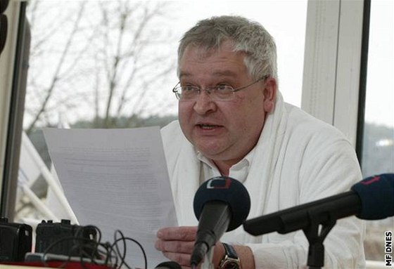 Roman Vakj na tiskové konferenci v Luhaovicích.