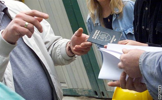 Pi celorepublikové akci Prjezd X. zamené na cizince odhalili policisté na jihu Moravy ti cizince, které nyní eká vyhotní ze zem. Ilustraní foto