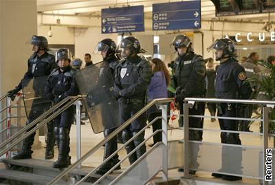 Policisté na nádraí Gare du Nord