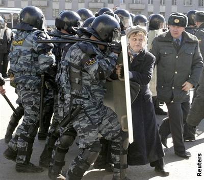 Úady spolu s policií pekazily protest proti kremelské politice v Niním Novgorodu