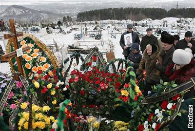 Pozstalí na pohbu horník, kteí zemeli pi pondlním výbuchu  metanu v dole Uljanovska