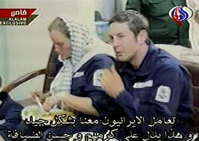 Zábr íránské televize, který ukazuje zadrované britské vojáky