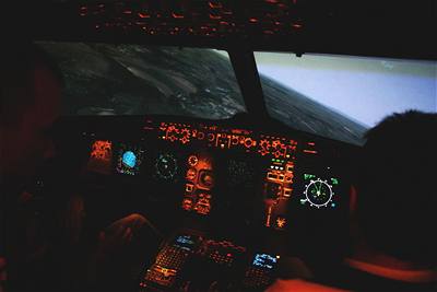 Interiér simulátoru je identický s pilotní kabinou letadla A320.