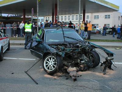 Motor se utrhl a doletl a k erpacímu stojanu benzinky.