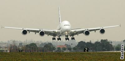 Takto vera dosedal Airbus na mezinárodní letit v Los Angeles.