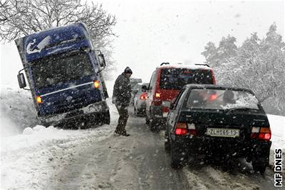 Kolona aut v Salai u Zlína