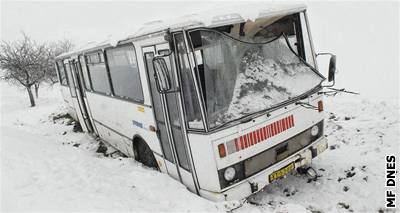 Havarovaný autobus u obce Bohdalice na Vykovsku