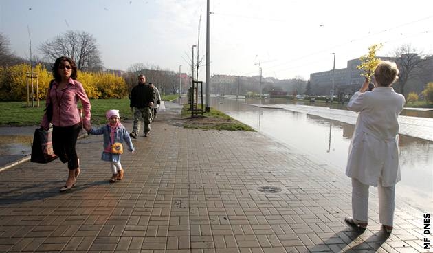 Sokolovskou ulici zaplavila voda, tramvaje jezdí jinudy.